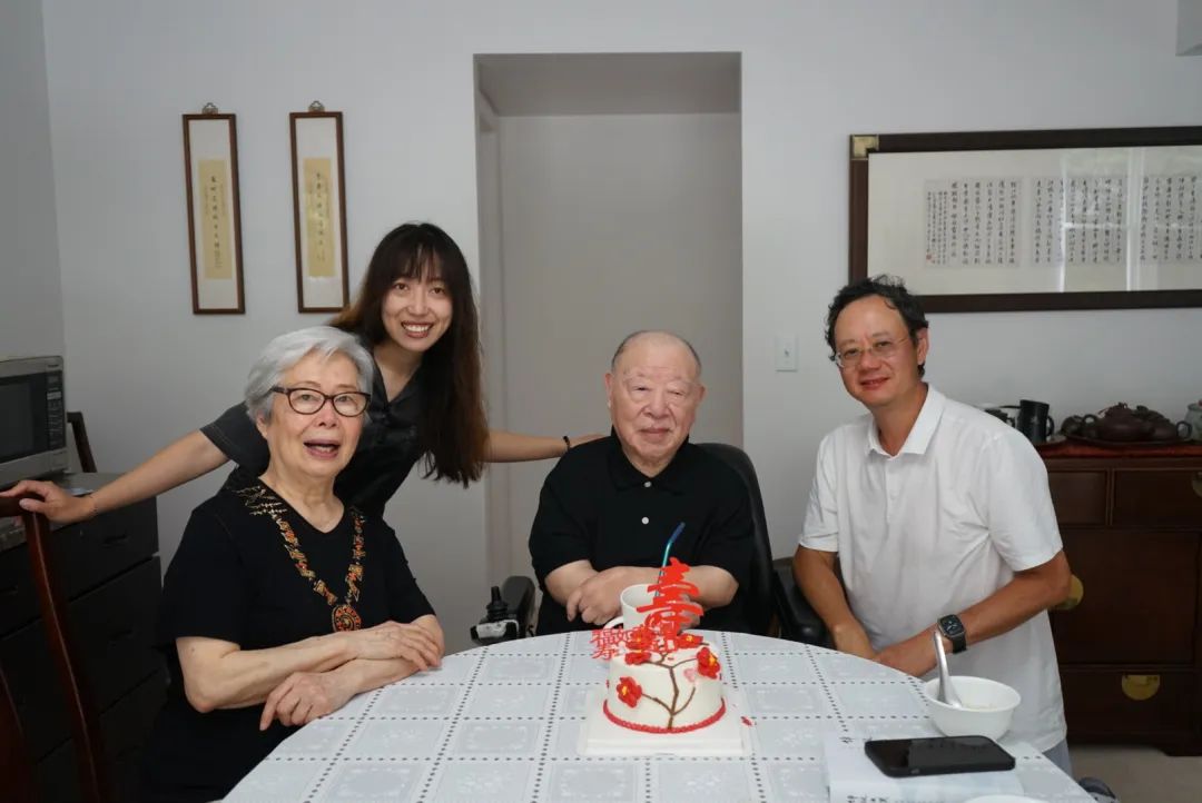 厚仁和许倬云先生合影